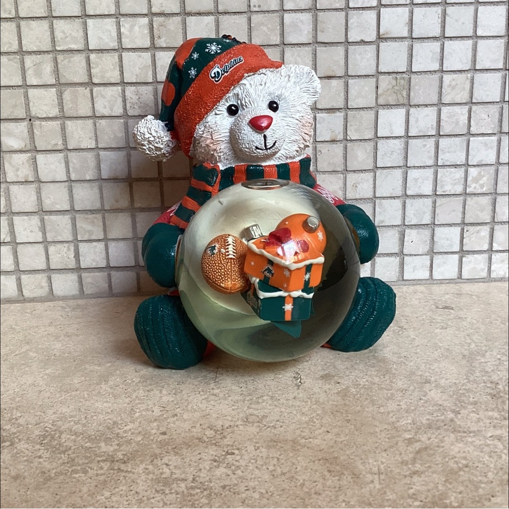 🐬 MIAMI DOLPHINS NFL CHRISTMAS BEAR SNOW GLOBE FIGURINE 6” Tall New in Box